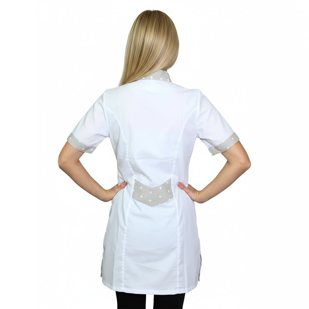 Bata de Trabalho de Mulher Slim-Fit Branca com Inserções de Corações - Fabricada em Itália Cód. 7395
