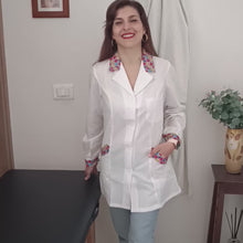 Laden und Abspielen von Videos im Galerie-Viewer, Camice da lavoro donna,casacca slim, "bianco inserto smile" cod: 1313
