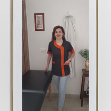 Laden und Abspielen von Videos im Galerie-Viewer, Casacca da Lavoro Donna Nera Profilo Arancione – Beauty, Estetista, Maestra | Cod. 27019
